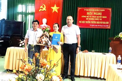 UBND HUYỆN TƯ NGHĨA TỔ CHỨC HỘI NGHỊ CÔNG BỐ VÀ TRAO QUYẾT ĐỊNH BỔ NHIỆM PHÓ HIỆU TRƯỞNG CHO TRƯỜNG MẦM NON HOA SEN
