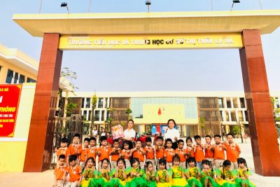 Sáng ngày 25/4/2024 Trường Mầm non Hoa Sen tổ chức cho trẻ đi 5-6 tuổi đi tham quan Trường Tiểu học