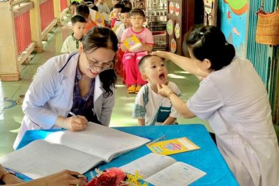 ???        Thực hiện theo kế hoạch năm học 2024 -2025, Trường mầm non Hoa Sen phối hợp với Trạm y tế thị trấn La Hà khám sức khỏe định kỳ cho trẻ. Việc khám sức khoẻ định kỳ cho trẻ mầm non đóng vai trò hết sức quan trọng.❤️  1. Theo dõi sự phát triển: Đánh giá sự phát triển thể chất và tinh thần của trẻ, bao gồm chiều cao, cân nặng, và các chỉ số phát triển khác.?  2. Phát hiện sớm bệnh tật: Giúp phát hiện sớm các vấn đề sức khỏe hoặc bệnh lý tiềm ẩn, từ đó có thể can thiệp kịp thời.?  3. Tăng cường sức khỏe tâm lý: Đánh giá và hỗ trợ sức khỏe tâm lý cho trẻ, giúp trẻ phát triển tự tin và hòa nhập với bạn bè.?  4. Phát hiện vấn đề về thị lực và thính lực: Kiểm tra mắt và tai để phát hiện sớm các vấn đề có thể ảnh hưởng đến học tập và sinh hoạt.?  5. Giáo dục sức khỏe:  ?Hướng dẫn cha mẹ về chế độ dinh dưỡng hợp lý để hỗ trợ sự phát triển toàn diện cho trẻ. ?Cung cấp thông tin cho cha mẹ về các vấn đề sức khỏe phổ biến ở trẻ nhỏ và cách phòng ngừa.  ?Khám sức khỏe định kỳ giúp trẻ mầm non có một nền tảng sức khỏe tốt để phát triển trong tương lai.❤️ ? Mời Ba Mẹ cùng xem một số hình ảnh khám sức khoẻ của các con tại trường. ?