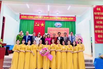 ??Ngày 11/01/2025, Chi bộ Trường Mầm non Hoa Sen tổ chức Đại hội chi bộ nhiệm kỳ 2025- 2027, đây là sự kiện chính trị quan trọng đánh dấu bước chuyển mình trong công tác lãnh đạo của chi bộ hướng đến mục tiêu xây dựng nhà trường ngày càng vững mạnh toàn diện. Đây cũng là dịp để đánh giá những kết quả, thành tích nổi bật đã đạt được trong nhiệm kỳ vừa qua và đề ra mục tiêu phương hướng nhiệm vụ cho nhiệm kỳ mới. Đại hội đã phát huy tinh thần dân chủ, đoàn kết sáng tạo và đầy trách nhiệm. Đại hội vinh dự được đón tiếp đồng chí:        + Đ/c: Lê Thành Ngân, Huyện ủy viên, Bí thư Đảng ủy thị trấn La Hà.       + Đ/c: Nguyễn Thị Kim Ngân, Phó Bí thư thường trực Đảng ủy, Chủ tịch HĐND Thị trấn La Hà       + Đ/c: Trần Châu Vinh, Ủy viên Ban Thường vụ Đảng ủy, Phó Chủ tịch HĐND Thị trấn La Hà – Tổ trưởng Tổ công tác hướng dẫn Đại hội điểm các chi bộ trực thuộc Đảng uỷ Thị trấn.       + Các đồng chí trong Tổ công tác hướng dẫn  Đại hội điểm các chi bộ trực thuộc Đảng ủy thị trấn La Hà.       – Về dự đại hội chi bộ còn có các đồng chí là Bí thư (phó bí thư) các chi bộ trường Tiểu học và THCS, chi bộ trường Mầm non Sao Mai, Hoạ Mi, Chi bộ Công an.         Trong bài phát biểu chỉ đạo đại hội, đồng chí Lê Thành Ngân, Huyện ủy viên, Bí thư Đảng ủy thị trấn La Hà đã đánh giá cao những kết quả, thành tích xuất sắc mà chi bộ Trường Mầm non Hoa Sen đã đạt được trong nhiệm kỳ qua đồng thời định hướng tới những mục tiêu trọng tâm, chiến lược phát triển của nhiệm kỳ mới.         Tại đại hội các đảng viên đã nghiêm túc thảo luận kiểm điểm đánh giá toàn diện kết quả lãnh đạo thực hiện nhiệm vụ chính trị, chuyên môn của chi bộ trong nhiệm kỳ 2022 – 2025. Đại hội cũng đã thống nhất đề ra phương hướng nhiệm vụ trọng tâm cho nhiệm kỳ 2025 – 2027 với tinh thần đoàn kết, sáng tạo và trách nhiệm. Đặc biệt trong công tác bầu cử cấp uỷ chi bộ với tinh thần dân chủ, khách quan và minh bạch đại hội đã tín nhiệm 3 đ/c: Nguyễn Thị Thúy Vân, Đinh Thị Liên Việt, Võ Thị Lan Hương  vào cấp ủy nhiệm kỳ mới. Đại hội chi bộ Trường Mầm non Hoa Sen nhiệm kỳ 2025 – 2027 đã thành công tốt đẹp thể hiện sự thống nhất cao trong tư tưởng ý chí và hành động của toàn thể cán bộ Đảng viên trong chi bộ. Đại hội là động lực quan trọng để chi bộ tiếp tục phát huy vai trò lãnh đạo, đổi mới, sáng tạo góp phần nâng cao chất lượng giáo dục và xây dựng tổ chức Đảng ngày càng vững mạnh./. ?Sau đây là một số hình ảnh ghi lại tại Đại Hội .?