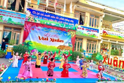 ???????????  ? HỘI CHỢ XUÂN 2025 – RỘN RÀNG KHÔNG KHÍ TẾT TẠI MẦM NON HOA SEN ?  ?Cô và các bạn nhỏ đã cùng nhau tạo nên một Hội Chợ Xuân tràn đầy niềm vui và sắc màu!   ?Từ các gian hàng bánh trái…đến các gian hàng ẩm thực, những tiết mục văn nghệ đặc sắc, không khí Tết của các gian hàng mang đậm nét cổ truyền của dân tộc Việt Nam??. Mỗi khoảnh khắc đều để lại trong lòng mỗi cô trò và bố mẹ những dấu ấn tuyệt đẹp. ❤️  ? Hình ảnh đáng yêu và rực rỡ của các con trong Hội Chợ Xuân chắc chắn sẽ làm ba mẹ thêm phần tự hào! ?  ? Cảm ơn ba mẹ đã yêu thương và ủng hộ cho cô trò, trường MN Hoa Sen rất trân quý và xin gửi lời cảm ơn sâu sắc nhất đến Bố mẹ. Cảm ơn Bố mẹ đã đồng hành cùng nhà trường tạo nên một mùa xuân thật ý nghĩa cho các con ?  ? HÃY ĐỂ TRƯỜNG MẦM NON HOA SEN ĐỒNG HÀNH CÙNG CÁC CON, ĐỂ TẠO NÊN NHỮNG DẤU ẤN TUỔI THƠ THẬT TUYỆT VỜI.  ————— ????? —————         ? Mầm Non Hoa Sen ?