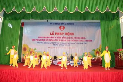 Sáng ngày 02/12/2025, UBND xã Tư Nghĩa tổ chức Lễ phát động “Tháng hành động vì bình đẳng giới và phòng ngừa, ứng phó với bạo lực trên cơ sở giới” năm 2025 với chủ đề:  ⭐ “Bình đẳng giới và an toàn cho phụ nữ, trẻ em gái trong kỷ nguyên số.”  🌸 Trường Mầm non Hoa Sen vinh dự tham gia chương trình với tiết mục văn nghệ chào mừng, góp phần tạo điểm nhấn tươi vui, lan tỏa thông điệp nhân văn và tích cực đến cộng đồng.  ❤️Trường Mầm non Hoa Sen tự hào đồng hành cùng địa phương trong hành trình xây dựng xã hội tiến bộ, hạnh phúc và an toàn cho mọi phụ nữ và trẻ em.