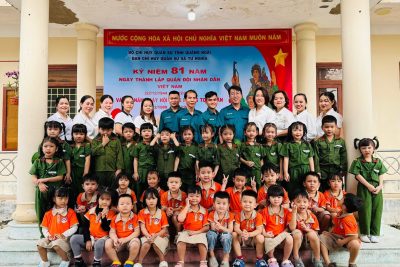 🌸🇻🇳  HOẠT ĐỘNG TRẢI NGHIỆM Ý NGHĨA NHÂN NGÀY THÀNH LẬP QĐND VIỆT NAM  22/12 🇻🇳🌸      Hòa trong không khí thi đua sôi nổi chào mừng Kỷ niệm Ngày thành lập Quân đội Nhân dân Việt Nam 22/12, học sinh Trường Mầm non Hoa Sen đã có buổi trải nghiệm thực tế đầy ý nghĩa tại Ban Chỉ huy Quân sự xã Tư Nghĩa. Tại đây, các con được: ✨ Biểu diễn văn nghệ chào mừng với khí thế đầy hồn nhiên, đáng yêu. ✨ Tham quan mô hình quân sự; phương tiện và dụng cụ chiến đấu; nghe giới thiệu về công việc của các chú tại Ban Chỉ huy Quân sự xã Tư Nghĩa. ✨ Thăm vườn tăng gia với rất nhiều loại rau, trái; các loại hoa, quả …; tìm hiểu lao động của các chú. ✨ Tham quan phòng sinh hoạt, xem các chú thao tác gấp đồ dùng sinh hoạt cá nhân: chăn màn, gối … vuông vắn, ngăn nắp…       Hoạt động trải nghiệm tại tại Ban Chỉ huy Quân sự xã Tư Nghĩa không chỉ mang lại niềm vui, sự hào hứng, niềm tự hào cho các con mà còn góp phần giáo dục tình yêu quê hương, lòng biết ơn và kính trọng đối với các chú ngay từ những năm tháng đầu đời.    🌼 Trường Mầm non Hoa Sen xin chân thành cảm ơn Ban Chỉ huy Quân sự xã Tư Nghĩa đã tạo mọi điều kiện, đón tiếp chân tình và dành đầy tình cảm yêu thương cho các con Trường Mầm non Hoa Sen.  📸 Mời phụ huynh cùng nhìn lại những khoảnh khắc đáng nhớ của các con! ❤️❤️❤️