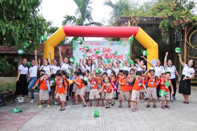 Một buổi sáng với thời tiết trong lành của ngày 23/04 vừa qua đã mang đến một chuyến dã ngoại đầy thú vị cho các bé của Trường Mầm non Hoa Sen tại Đại Việt Farm.  Đây thực sự là một chuyến đi ý nghĩa cùng nhiều khoảnh khắc trong ký ức tuổi thơ của các bạn nhỏ Hoa Sen. Với phương châm giáo dục gắn kết giữa thực tế  và lý thuyết, giúp bé thay đổi không khí, các bé không chỉ được học thêm những điều mới lạ, bổ ích mà còn giúp các bé tự tin, tự lập hơn trong những hoạt động của mình. Nuôi dưỡng và tạo điều kiện cho các bé phát triển sự tự tin, tự lực để con vươn tới những ước mơ, những điều tốt đẹp nhất.  Những hình ảnh thật vi diệu ?trong không khí vui vẻ, rộn ràng và đầy hứng khởi, điểm tô cho một chuyến tham quan đầy ý nghĩa của các bé. Bên cạnh khám phá thế giới qua nhiều sắc màu; chuyến đi còn là cơ hội cho các bé vui chơi, thay đổi môi trường học tập, rèn luyện thể chất và sự năng động của mình. Với các trò chơi vận động đa dạng như đóng vai bác nông dân làm vườn, bắt cá, bắt vịt, tắm mưa, tham quan trại nấm, vườn rau thuỷ canh, trực tiếp cho các bạn thú cưng ăn, chơi nhà banh, sân khấu hơi, giúp bé phát triển các tố chất vận động leo, trèo, trườn…  Cùng nhìn lại một ngày tham quan trải nghiệm của các thiên thần nhỏ Ba Mẹ nhé?